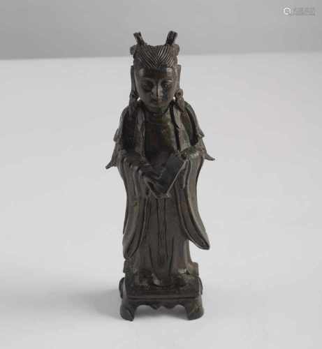 Bronze einer daoistischen Gottheit mit einer Tafel in den Händen