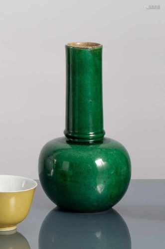 Smaragdgrün glasierte Flaschenvase aus Porzellan mit craquelierter Glasur