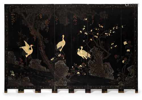 Achtteiliger Koromandel-Faltschirm mit figuralen Szenen und Antiquitäten auf Schwarzlack