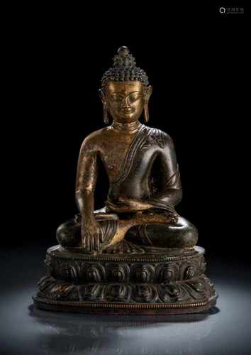 Partiell feuervergoldete Bronze des Buddha Shakyamuni auf einem Lotos