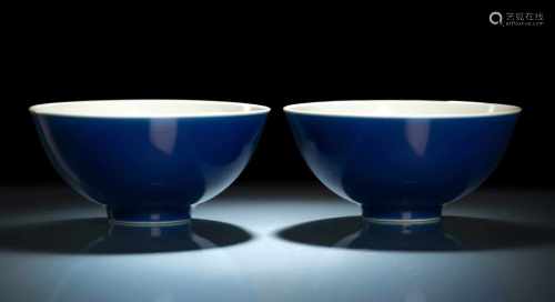 Paar feine monochrom blau glasierte Schalen aus Porzellan