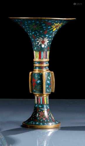 Cloisonné-Vase mit Lotosdekor in Form eines 'gu'