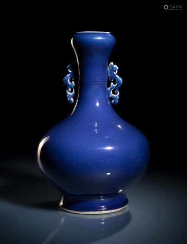 Feine puderblau glasierte Vase aus Porzellan mit seitlichen Handhaben in Drachenform