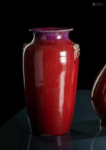 Vase mit Löwenkopf-Handhaben unter der Schulter, kupferrot und violett glasiert
