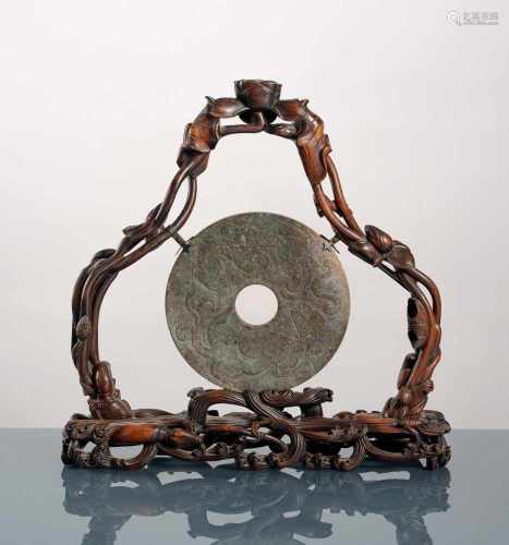 Bi-Scheibe aus Jade im archaischen Stil in feiner Hongmu-Montierung