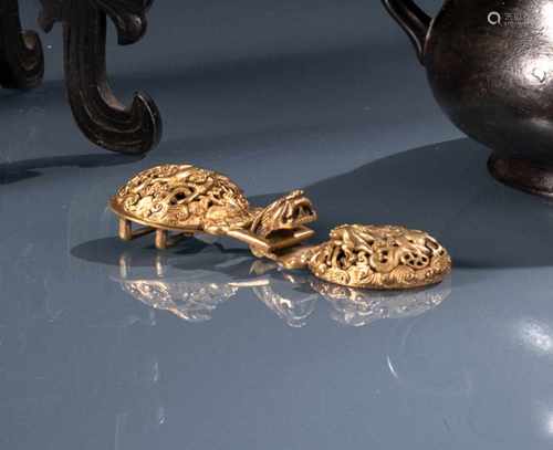 Feine feuervergoldete Gürtelschliesse mit Dekor von Drachen in Durchbruch aus Bronze