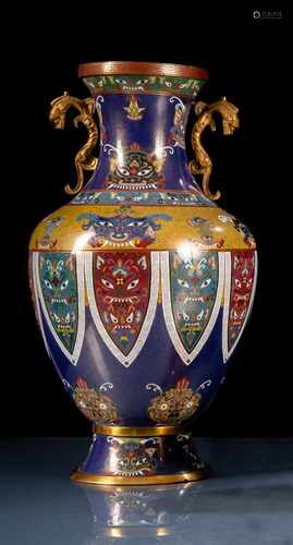 Feine Cloisonné-Vase mit archaisierendem Dekor von 'taotie', partiell feuervergoldet