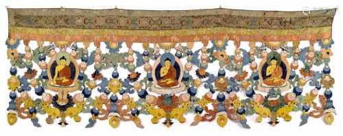 Sehr seltener Balkenbehang aus Seide und Brokatstoffen mit unterschiedlichen Buddhas