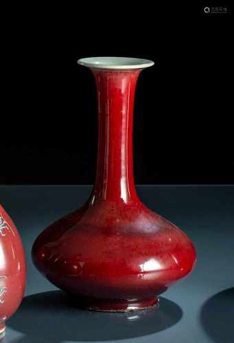 Vase mit kupferroter Glasur aus Porzellan im 'langyao'-Stil