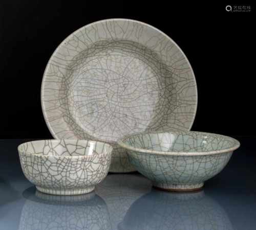 Zwei Schalen und ein Teller mit 'guan'- oder 'ge'-Glasur aus Porzellan