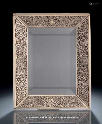 Feiner Rahmen aus Elfenbein mit Drachen-Tier-Dekor, später eingesetzter Spiegel
