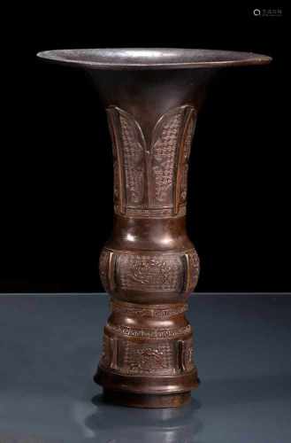 'Gu'-förmige Vase aus Bronze im archaischen Stil