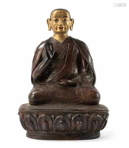 Große Repoussé-Figur eines sitzenden Lama auf einem Lotos