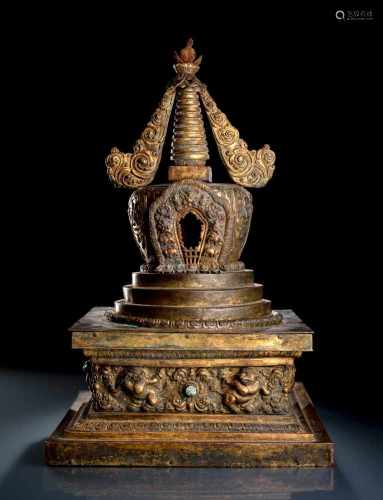 Großer feuervergoldeter Repoussé-Stupa mit Steineinlagen