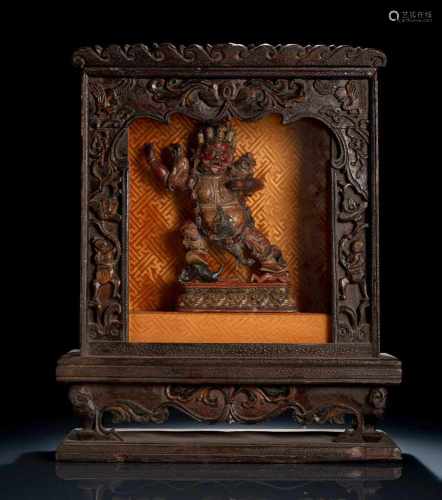 Altarschrein mit polychrom gefasster Figur des Begtse aus Holz mit polychromer Faassung
