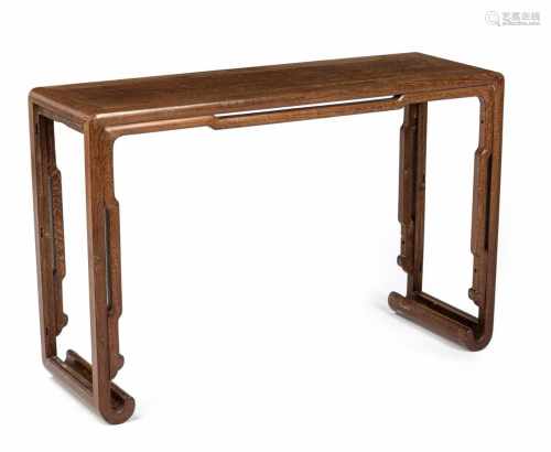 Altartisch aus 'Tielimu' mit Kufenstand