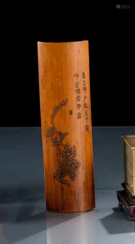 Armstütze aus Bambus mit Dekor von Gedicht neben Buddha-Hand-Zitrone und Laubzweig