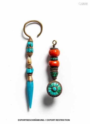 Zwei Ohrgehänge mit Glas, Koralle und Türkis, teils in Silber u. vergoldet