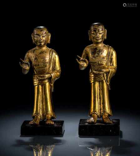 Paar partiell feuervergoldete Bronzen von Ananda und Mahakashyapa auf Sockeln montiert