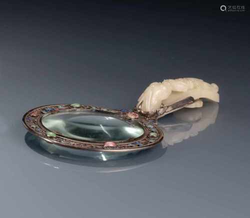 Lupe aus Silber mit Email-Dekor und Steinbesatz, Griff aus einem Gürtelhaken in Jade