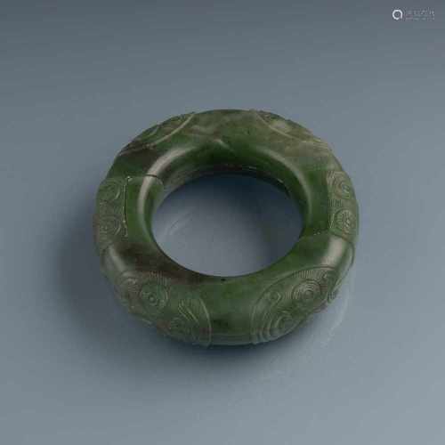 Spinatgrüner in sich verbundener Ring aus Jade in zwei Teilen gearbeitet