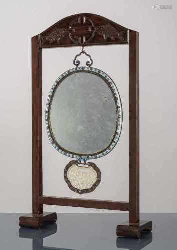 Spiegel aus Silber mit Email-Dekor und Jade-Appliken, Holzgestell