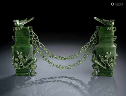 Paar feine Vasen aus spinatgrüner Jade mit Kettgehänge verbunden