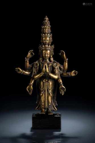 Bronze des Ekadashalokeshvara auf einem Holzsockel