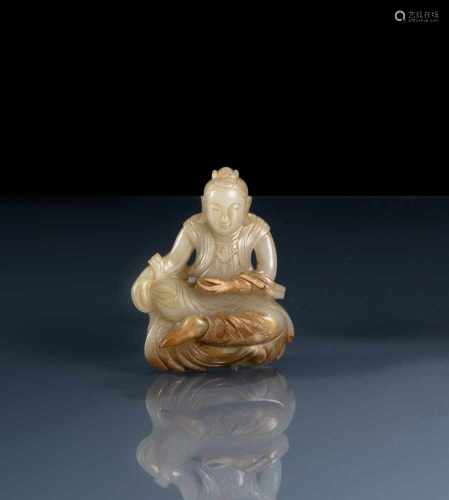 Schnitzerei eines sitzenden Bodhisattva aus hellgrün-brauner Jade