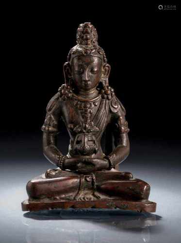 Bronze des Amitayus auf einem flachen Sockel im Meditationssitz