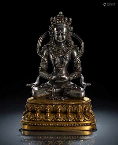 Figur des Amithaba aus Silber auf einem feuervergoldeten Thron