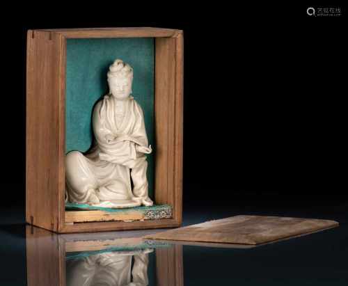 Feine Figur des Guanyin aus Dehua-Ware mit einm Ruyi sitzend dargestellt