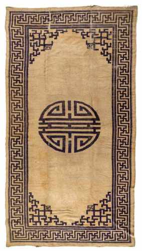 Teppich mit Shou-Medaillon auf elfenbeinfarbenem Fond