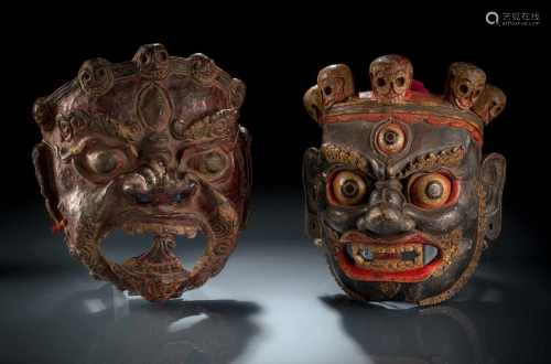 Zwei polychrom gefasste Mahakala-Masken aus Holz bzw: Papier-Machée
