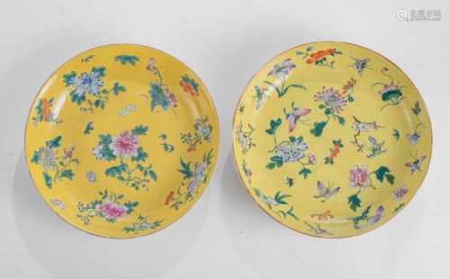 Zwei gelbgrundige Teller aus Porzellan mit 'Famille rose'-Dekor