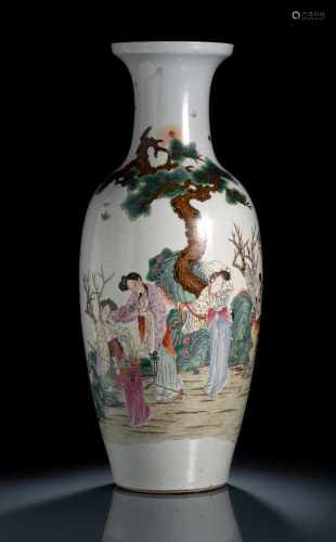 'Famille rose'-Vase aus Porzellan mit Unsterblichen