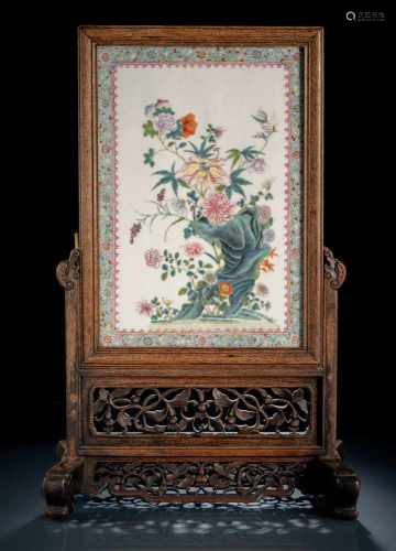 'Famille rose'-Tafel mit Blütendekor, umseitig Seidenmalerei als Tischstellschirm