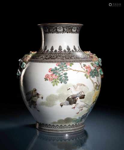 Vase mit Dekor von Wachteln und Chrysamthemen