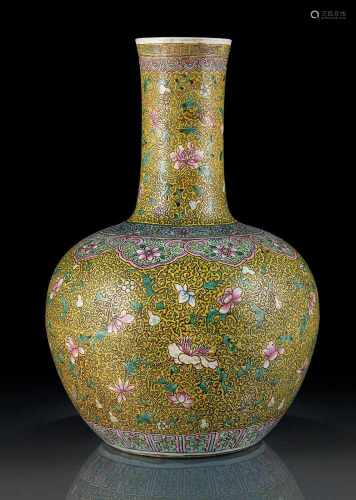 Gebauchte Vase aus Porzellan mit Blütendekor auf gelbem Fond