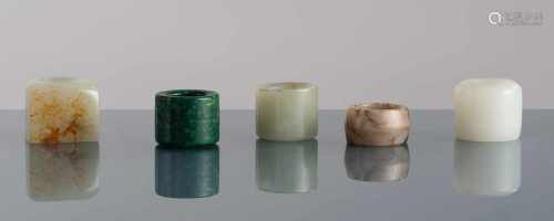 Fünf Ringe von Bogenschützen aus Jade, Malachit oder Glas