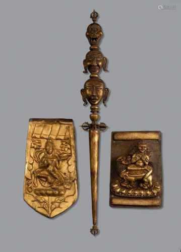 Ritualstab aus vergoldeter Bronze und zwei Kupferreliefs mit Feuervergoldung