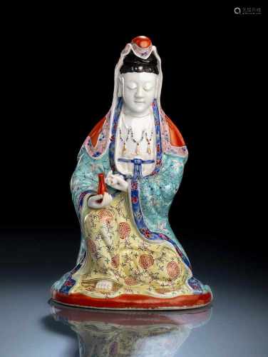 Figur des sitzenden Guanyin aus polychrom dekoriertem Bisquit-Porzellan