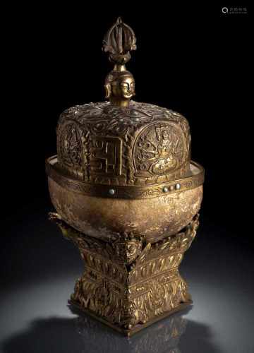 Dreiteilige Kapala aus feuervergoldeter Bronze mit Steinbesatz