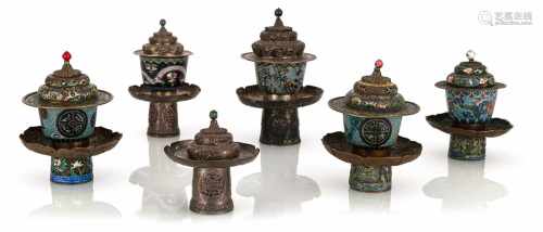 Gruppe von sechs Tassenständern aus Silber, drei mit Email-Dekor und fünf Cloisonné-Becher