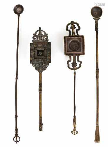 Gruppe von Ritualgegenständen, u.a. Feueropfergeräte aus Bronze, Kupfer und Eisen