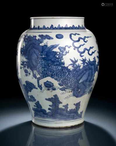 Großer unterglasurblau dekorierter Schultertopf aus Porzellan mit Kirin-/Phönix-Dekor