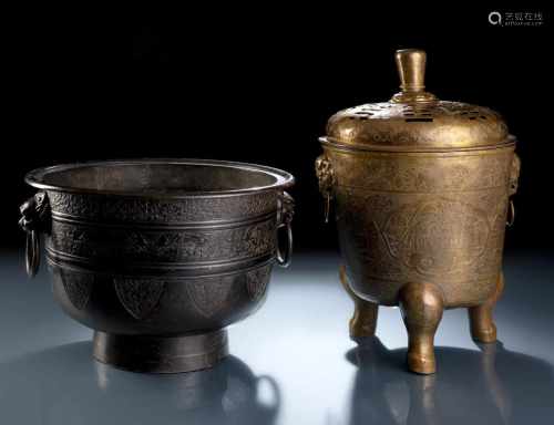 Cachepot aus Bronze im archaischen Stil und messingfarbener Weihrauchbrenner