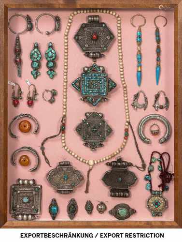 Gruppe von Amulett-Kästen, Ohrgehängen, Anhängern, großteils in Silber, teils mit Koralle