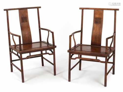 Paar Armlehnstühle aus Hartholz mit beschnitztem Rückenbrett