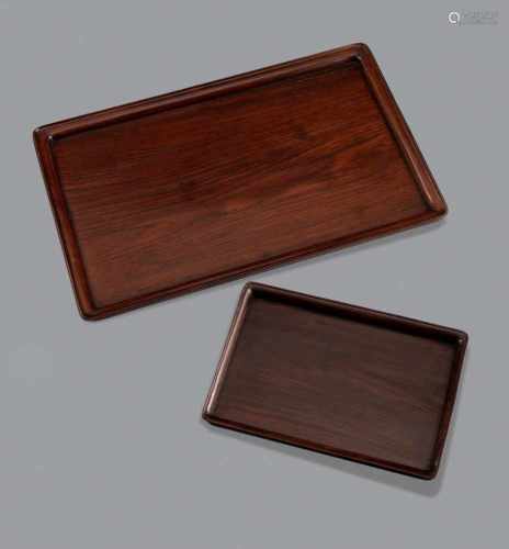Zwei rechteckige Tabletts aus Hartholz